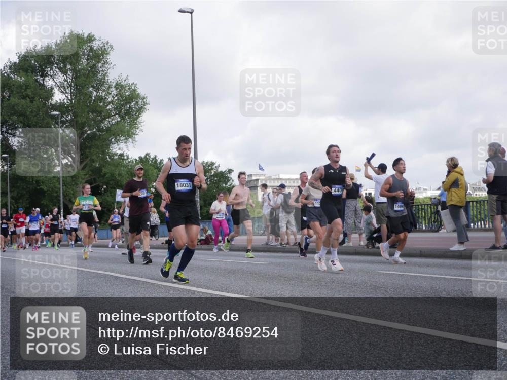 29.06.2025 - hella hamburg halbmarathon Luisa Fischer http://msf.ph/oto/8469254 29.06.2025 09:59:21 Kennedybrücke 191, 083, 18031, 1841, 112, 4404, 14990, 1628, 1877, 2013, 2083, 2996, 3256, 4065, 4377, 4404, 4635, 5482, 6286, 7383, 7475, 8261, 8335, 8921, 9537, 9597, 9638, 10508 meine-sportfotos.de