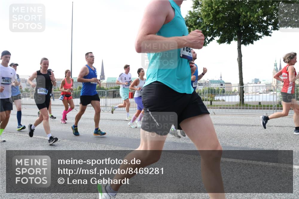 29.06.2025 - hella hamburg halbmarathon Lena Gebhardt http://msf.ph/oto/8469281 29.06.2025 09:55:27 Lombardsbrücke 15923, 8899, 109, 19, 125, 1120, 1151, 1200, 1461, 1630, 1683, 1696, 1706, 1884, 1976, 2207, 2274, 2284, 2287, 2411, 2706, 2708, 2718, 2816, 3087, 3213, 3258, 3399, 3435, 3654, 3747, 3985, 4088, 4093, 4121, 4189, 4345, 4847, 4890, 4938, 5102, 5399, 5421, 5459, 5638, 5705, 5708, 5915, 6009, 6027, 6054, 6158, 6421, 6481, 6532, 6662, 6691, 6836, 6923, 6938, 7052, 7269, 7312, 7659, 8371, 8437, 8693, 8889, 9031, 9159, 9476, 9869, 9931, 11333 meine-sportfotos.de
