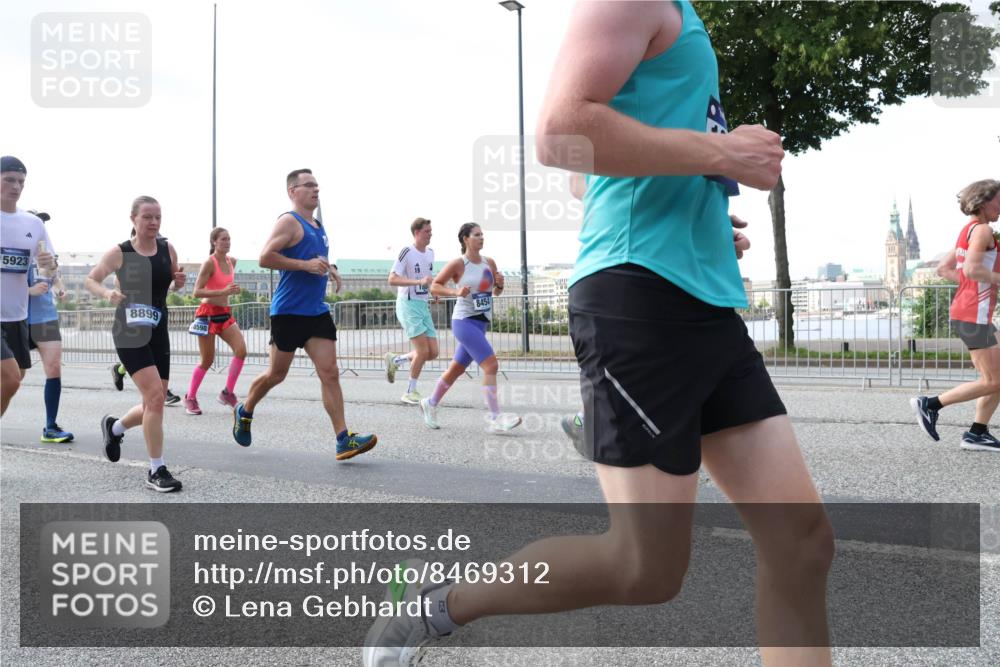 29.06.2025 - hella hamburg halbmarathon Lena Gebhardt http://msf.ph/oto/8469312 29.06.2025 09:55:27 Lombardsbrücke 5923, 8899, 8598, 8454, 1120, 1151, 1200, 1461, 1630, 1683, 1696, 1706, 1884, 1976, 2207, 2274, 2284, 2287, 2411, 2706, 2708, 2718, 2816, 3087, 3213, 3258, 3399, 3435, 3654, 3747, 3985, 4088, 4093, 4121, 4189, 4345, 4847, 4890, 4938, 5102, 5399, 5421, 5459, 5638, 5705, 5708, 5915, 6009, 6027, 6054, 6158, 6421, 6481, 6532, 6662, 6691, 6836, 6923, 6938, 7052, 7269, 7312, 7659, 8371, 8437, 8693, 8889, 9031, 9159, 9476, 9869, 9931, 11333 meine-sportfotos.de