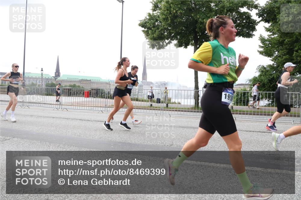 29.06.2025 - hella hamburg halbmarathon Lena Gebhardt http://msf.ph/oto/8469399 29.06.2025 10:32:52 Lombardsbrücke 15171, 19156, 1078, 1199, 1237, 1324, 1640, 1732, 2059, 2276, 2959, 3391, 3422, 3653, 3660, 3670, 3708, 3753, 3871, 4030, 4096, 4446, 4555, 4650, 4857, 5110, 5581, 5783, 5871, 5917, 5941, 6040, 6228, 6312, 6315, 6861, 7308, 7309, 7387, 7468, 7531, 7633, 7702, 7749, 7750, 7982, 8170, 8303, 8625, 8839, 8840, 8993, 9010, 9034, 9143, 9188, 9471, 9542, 9768, 10002, 10013, 10048, 10277, 11260, 11756, 12039, 12423, 12424, 14305, 14743, 15951 meine-sportfotos.de