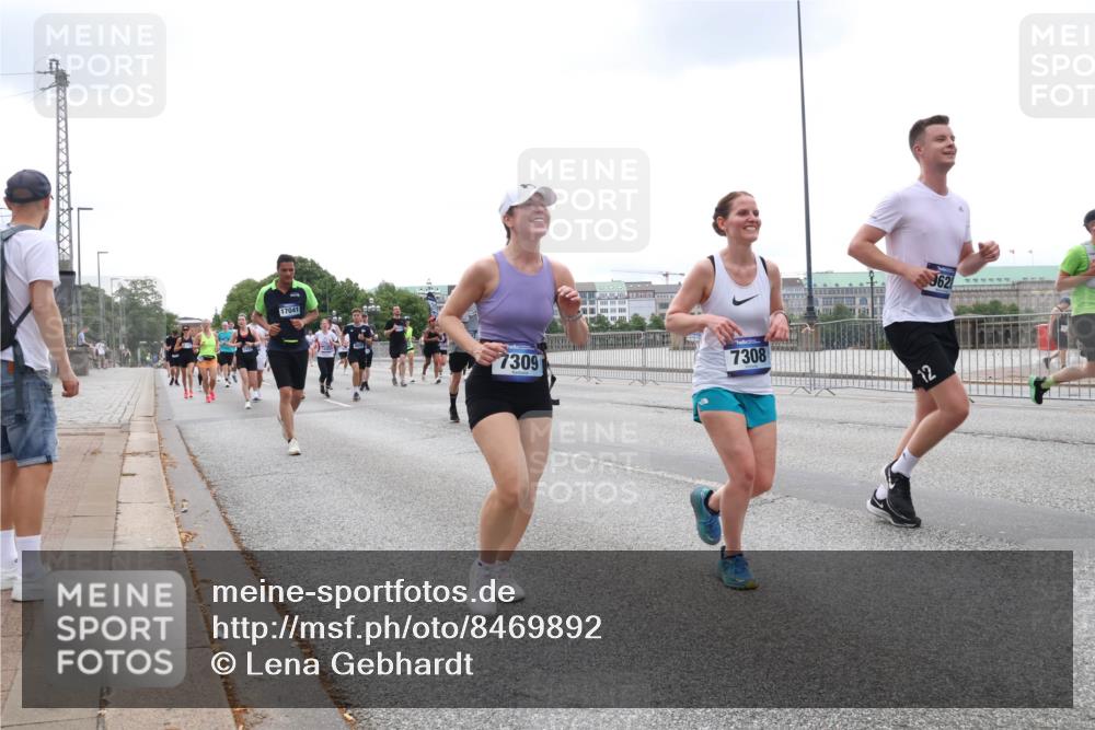 29.06.2025 - hella hamburg halbmarathon Lena Gebhardt http://msf.ph/oto/8469892 29.06.2025 10:32:54 Lombardsbrücke 17041, 7309, 7308, 962, 1078, 1199, 1237, 1324, 1640, 1732, 2059, 2276, 2959, 3391, 3422, 3653, 3660, 3670, 3708, 3753, 3871, 4030, 4096, 4446, 4555, 4650, 5110, 5180, 5581, 5783, 5871, 5917, 5941, 6040, 6228, 6312, 6315, 6861, 7308, 7309, 7387, 7468, 7531, 7633, 7702, 7749, 7750, 7982, 8170, 8303, 8595, 8625, 8839, 8840, 9010, 9034, 9143, 9188, 9289, 9471, 9542, 9768, 10002, 10013, 10048, 10277, 11229, 11260, 11756, 12039, 12423, 12424, 14305, 14743, 15951 meine-sportfotos.de