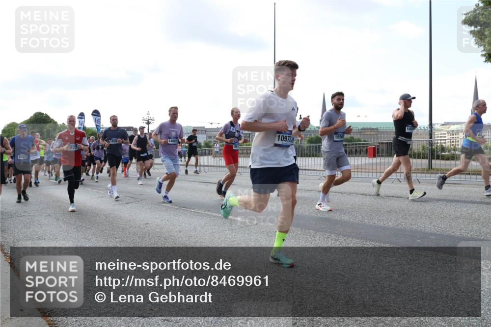 29.06.2025 - hella hamburg halbmarathon Lena Gebhardt http://msf.ph/oto/8469961 29.06.2025 09:55:30 Lombardsbrücke 14909, 1650, 14561, 18581, 15563, 1120, 1151, 1200, 1461, 1630, 1683, 1696, 1706, 1884, 1976, 2207, 2274, 2284, 2287, 2411, 2706, 2708, 2718, 2816, 2884, 3087, 3213, 3258, 3399, 3435, 3654, 3747, 3945, 3985, 4088, 4093, 4121, 4189, 4324, 4345, 4847, 4890, 4938, 5102, 5421, 5459, 5638, 5705, 5708, 5915, 6009, 6027, 6054, 6158, 6421, 6481, 6532, 6662, 6691, 6836, 6923, 6938, 6994, 7052, 7269, 7312, 7659, 8371, 8437, 8693, 8889, 9031, 9159, 9869, 9931, 11333 meine-sportfotos.de