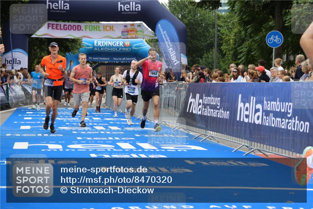 29.06.2025 - hella hamburg halbmarathon Strokosch-Dieckow http://msf.ph/oto/8470320 29.06.2025 10:46:40 Ziel 1920, 1942, 3976, 6630, 9051, 11858, 13525, 13554, 14541, 15026, 15133, 15206, 15714, 15900, 16175, 17353, 17669, 17743, 17865, 18297, 19128 meine-sportfotos.de