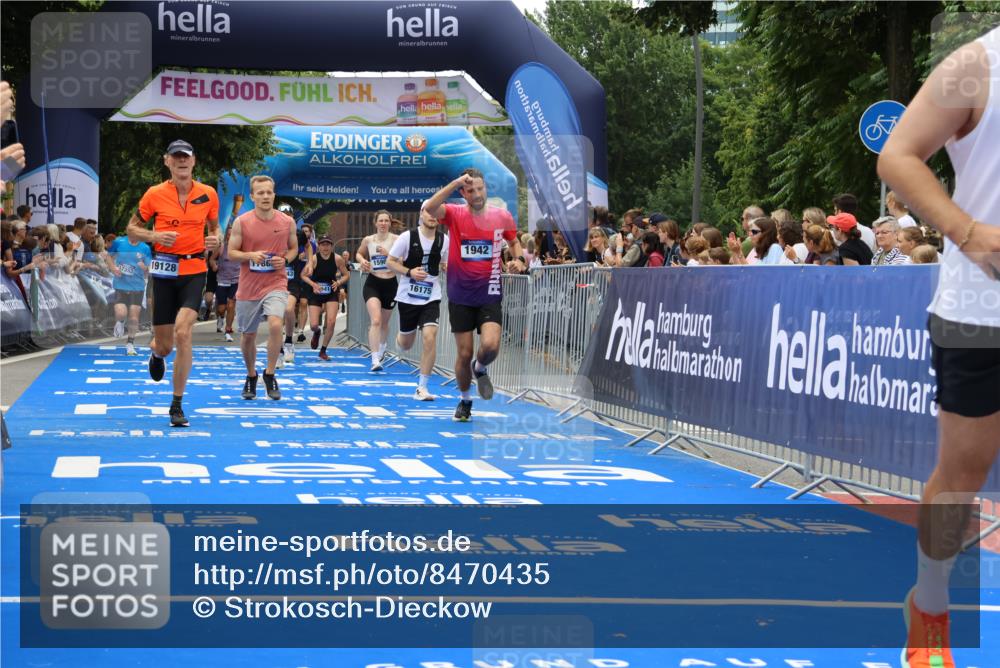 29.06.2025 - hella hamburg halbmarathon Strokosch-Dieckow http://msf.ph/oto/8470435 29.06.2025 10:46:40 Ziel 1920, 1942, 3976, 6630, 9051, 11858, 13525, 13554, 14541, 15026, 15133, 15206, 15714, 15900, 16175, 17353, 17669, 17743, 17865, 18297, 19128 meine-sportfotos.de
