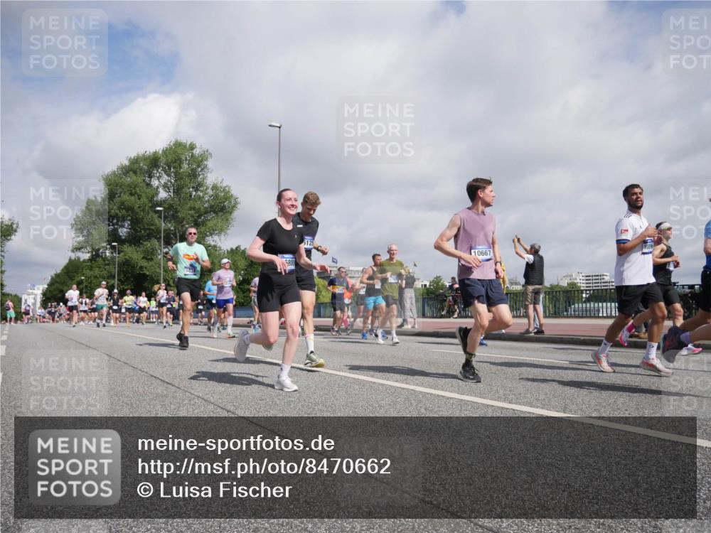 29.06.2025 - hella hamburg halbmarathon Luisa Fischer http://msf.ph/oto/8470662 29.06.2025 10:00:08 Kennedybrücke 5125, 10896, 10667, 800, 5018, 1086, 1327, 1442, 2119, 2595, 2814, 2855, 3103, 4261, 4299, 4558, 5013, 5018, 5024, 5744, 6033, 6125, 6762, 6795, 7259, 7918, 8447, 9060, 9316, 10133, 10191, 10192, 10549, 10667 meine-sportfotos.de