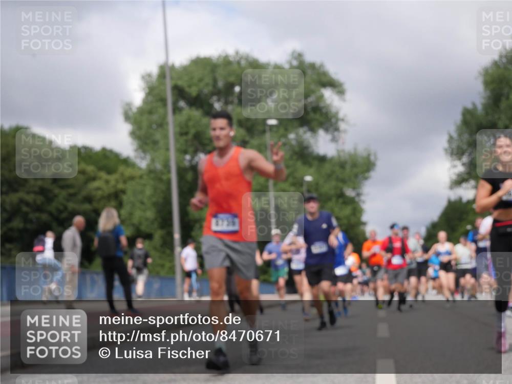 29.06.2025 - hella hamburg halbmarathon Luisa Fischer http://msf.ph/oto/8470671 29.06.2025 10:43:54 Kennedybrücke 4736, 1037, 2042, 2299, 3293, 3432, 3810, 4612, 5059, 5351, 6229, 6363, 7108, 8378, 8739, 9195, 9946, 10166, 10474 meine-sportfotos.de