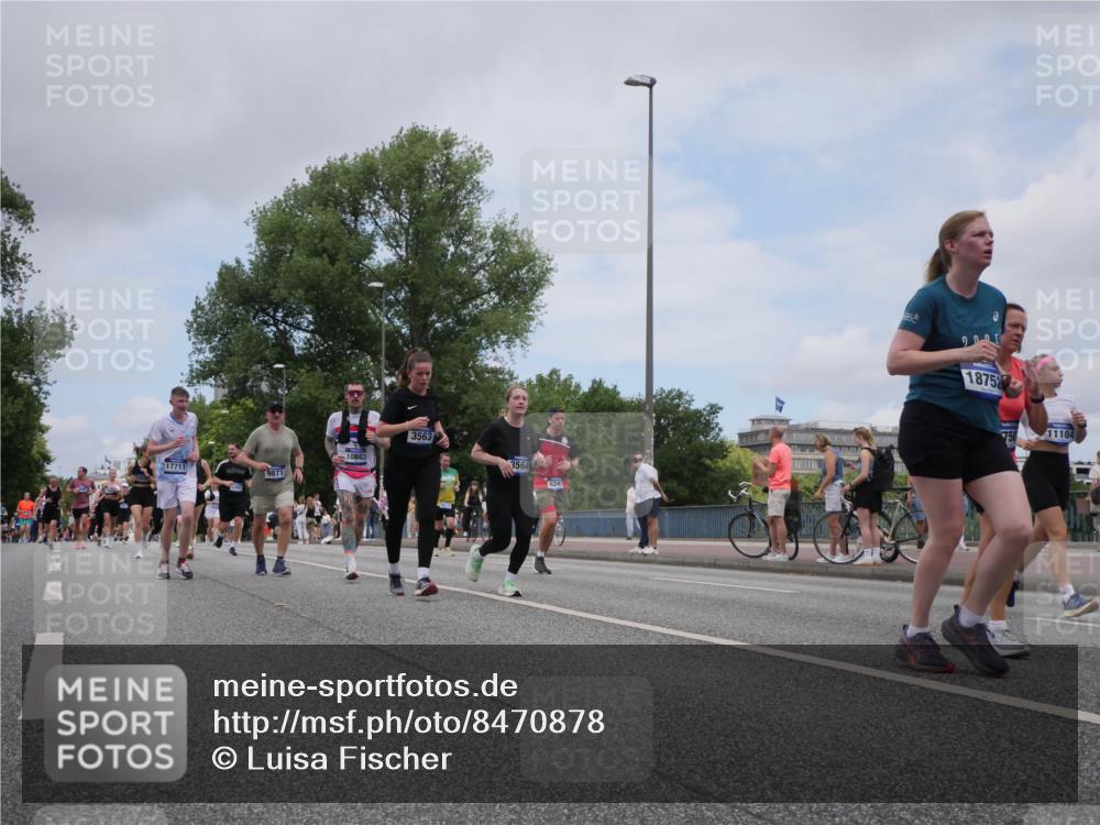 29.06.2025 - hella hamburg halbmarathon Luisa Fischer http://msf.ph/oto/8470878 29.06.2025 11:15:10 Kennedybrücke 17711, 10883, 3563, 3564, 6242, 18752, 11104, 3563, 3564, 4574, 6242, 6729, 7686, 7687, 8831, 9703, 9871, 10883 meine-sportfotos.de