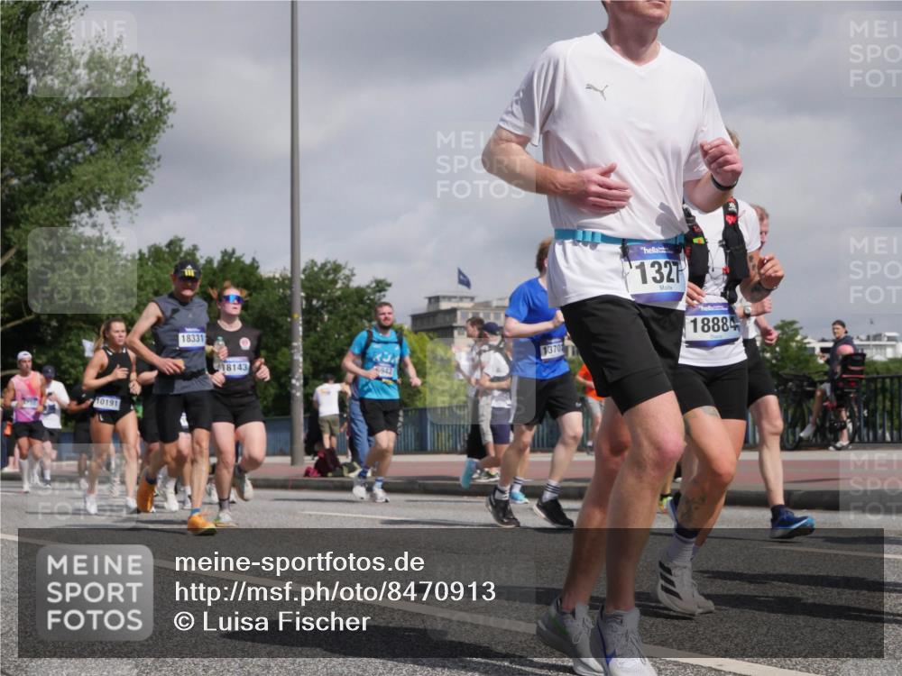 29.06.2025 - hella hamburg halbmarathon Luisa Fischer http://msf.ph/oto/8470913 29.06.2025 10:00:17 Kennedybrücke 10191, 18331, 1370, 3, 18143, 6942, 1327, 18884, 1030, 1327, 2025, 2119, 2138, 2444, 2855, 3093, 3096, 3698, 4261, 5021, 5820, 6720, 6762, 6795, 6942, 7221, 7259, 7397, 7930, 7932, 8413, 8447, 9739, 9791, 9994, 10133, 10191, 10192, 10215 meine-sportfotos.de