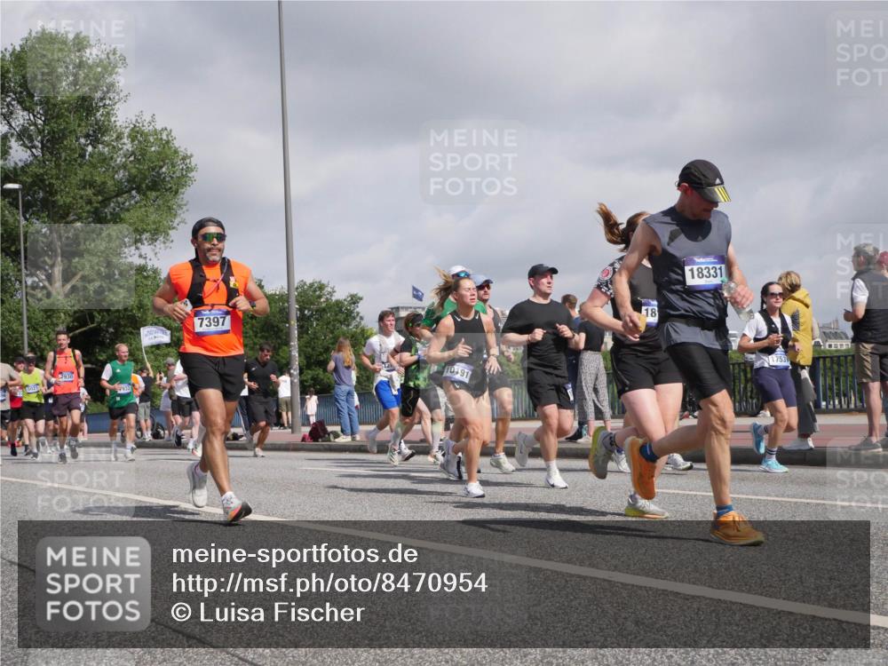 29.06.2025 - hella hamburg halbmarathon Luisa Fischer http://msf.ph/oto/8470954 29.06.2025 10:00:19 Kennedybrücke 5021, 7930, 932, 7397, 10191, 18, 18331, 1753, 1030, 1094, 1327, 2025, 2119, 2138, 2444, 2855, 3093, 3096, 3698, 5021, 5820, 5907, 6720, 6942, 7221, 7259, 7397, 7930, 7932, 8172, 8413, 9739, 9791, 9994, 10133, 10191, 10192, 10215, 10368, 10376 meine-sportfotos.de