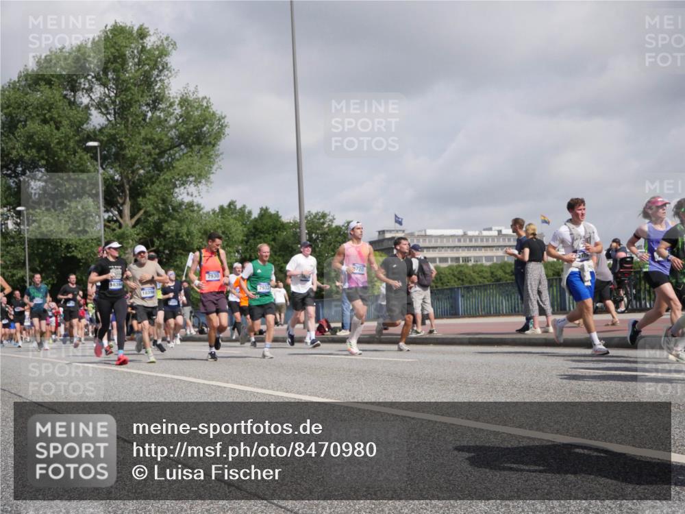 29.06.2025 - hella hamburg halbmarathon Luisa Fischer http://msf.ph/oto/8470980 29.06.2025 10:00:20 Kennedybrücke 8394, 18396, 7930, 7932, 720, 1030, 1094, 2025, 2138, 2444, 2855, 3093, 3096, 3698, 5021, 5820, 5907, 6720, 6942, 7221, 7259, 7397, 7930, 7932, 8172, 8413, 9739, 9791, 9994, 10133, 10191, 10192, 10215, 10368, 10376 meine-sportfotos.de