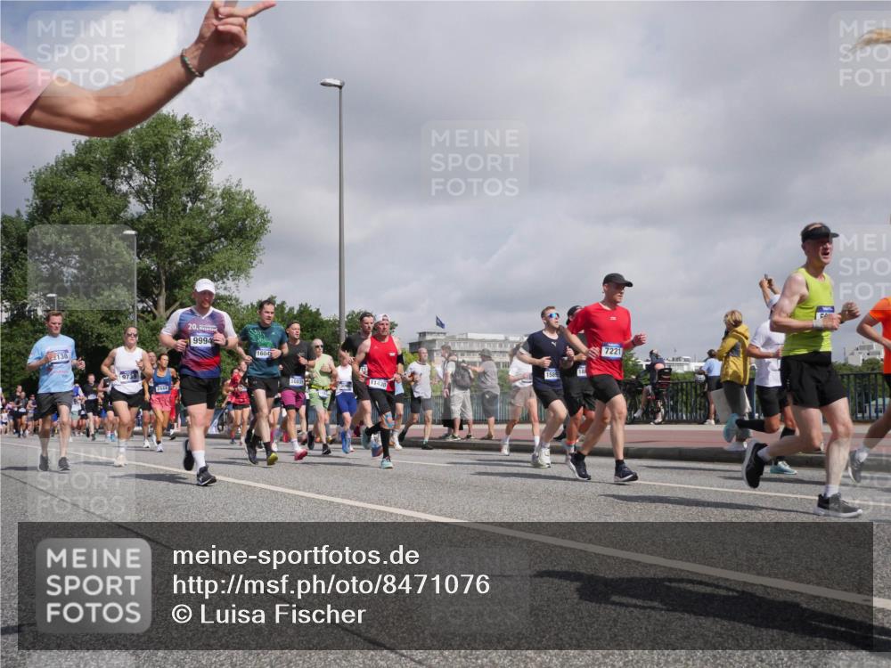 29.06.2025 - hella hamburg halbmarathon Luisa Fischer http://msf.ph/oto/8471076 29.06.2025 10:00:25 Kennedybrücke 138, 2444, 20, 9994, 20, 1604, 1585, 11430, 7221, 1094, 1193, 1422, 2138, 2252, 2444, 2946, 3048, 3058, 3096, 3698, 3999, 5021, 5032, 5633, 5820, 5907, 6374, 6720, 7134, 7221, 7742, 7930, 8172, 8413, 9214, 9739, 9791, 9994, 10368, 10376, 10860 meine-sportfotos.de