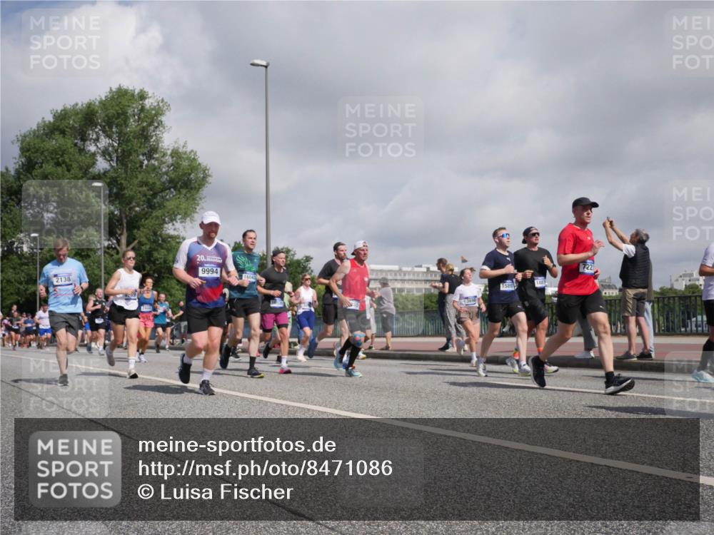 29.06.2025 - hella hamburg halbmarathon Luisa Fischer http://msf.ph/oto/8471086 29.06.2025 10:00:25 Kennedybrücke 2138, 2444, 20, 9994, 16043, 16039, 30, 722, 1887, 15897, 1094, 1193, 1422, 2138, 2252, 2444, 2946, 3048, 3058, 3096, 3698, 3999, 5021, 5032, 5633, 5820, 5907, 6374, 6720, 7134, 7221, 7742, 7930, 8172, 8413, 9214, 9739, 9791, 9994, 10368, 10376, 10860 meine-sportfotos.de