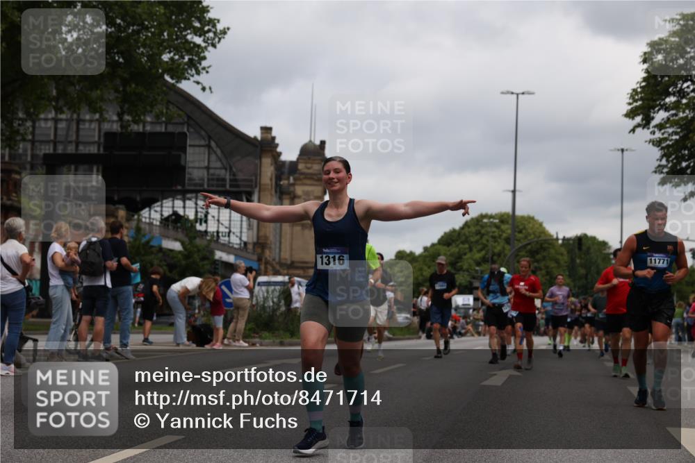 29.06.2025 - hella hamburg halbmarathon Yannick Fuchs http://msf.ph/oto/8471714 29.06.2025 10:57:41 20KM 1184, 1316, 1464, 1722, 1724, 1940, 2685, 3360, 4328, 4370, 5305, 5384, 7243, 7290, 7333, 8561, 9191, 9439, 9681, 10705, 10766, 10866, 11149, 11527, 11657, 11771, 12315, 12316, 12513, 12662, 13171, 13841, 14135, 14313, 14493, 15516, 15532, 15550, 15897, 16424, 16426, 16639, 16995, 17061, 17071, 17437, 17730, 17894, 18122, 18717 meine-sportfotos.de
