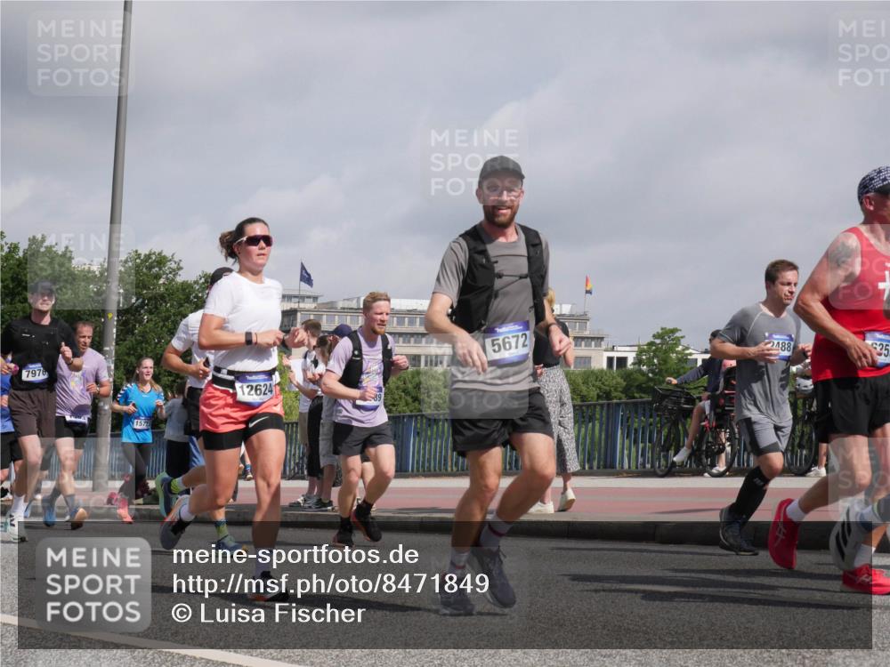 29.06.2025 - hella hamburg halbmarathon Luisa Fischer http://msf.ph/oto/8471849 29.06.2025 10:00:52 Kennedybrücke 7976, 1571, 12624, 5672, 488, 35, 1179, 1563, 2448, 2488, 2612, 2636, 3251, 4814, 5093, 5672, 6164, 6356, 7646, 7976, 8508, 9057, 9065, 9145, 9656, 9835 meine-sportfotos.de