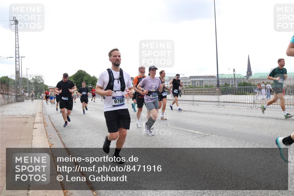 29.06.2025 - hella hamburg halbmarathon Lena Gebhardt http://msf.ph/oto/8471916 29.06.2025 10:33:03 Lombardsbrücke 16502, 9143, 9768, 2959, 17157, 1078, 1237, 1324, 1732, 1764, 2038, 2054, 2059, 2085, 2276, 2838, 2959, 3341, 3391, 3422, 3660, 3670, 3708, 3753, 3871, 4030, 4096, 4445, 4446, 4555, 4650, 5110, 5180, 5581, 5917, 6040, 6773, 6861, 7308, 7309, 7387, 7531, 7633, 7749, 7750, 7982, 8170, 8595, 8839, 9010, 9034, 9143, 9188, 9289, 9471, 9542, 9591, 9592, 9768, 10013, 10048, 10277, 11229, 11260, 11713, 11756, 11826, 12039, 12423, 12424, 14305, 14743, 15951 meine-sportfotos.de