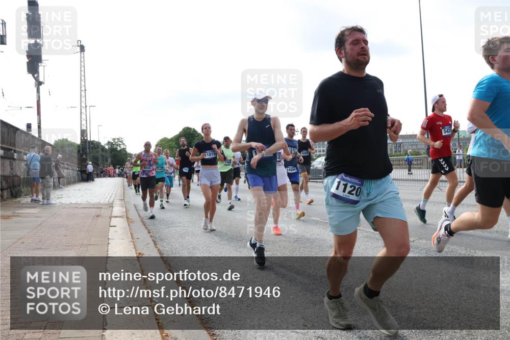 29.06.2025 - hella hamburg halbmarathon Lena Gebhardt http://msf.ph/oto/8471946 29.06.2025 09:55:38 Lombardsbrücke 9934, 1691, 11819, 6009, 14594, 1120, 5421, 1120, 1143, 1151, 1200, 1216, 1267, 1461, 1630, 1683, 1696, 1706, 1884, 1976, 2207, 2274, 2284, 2287, 2411, 2706, 2708, 2718, 2884, 3087, 3213, 3258, 3399, 3435, 3654, 3692, 3747, 3945, 3985, 4033, 4088, 4093, 4127, 4189, 4324, 4345, 4346, 4601, 4847, 4890, 4938, 5102, 5421, 5459, 5708, 5915, 6009, 6027, 6054, 6158, 6421, 6481, 6532, 6662, 6691, 6836, 6938, 6994, 7052, 7056, 7100, 7224, 7269, 7312, 8693, 8889 meine-sportfotos.de