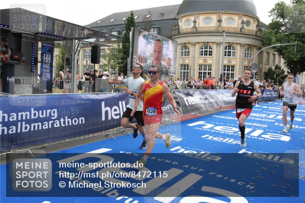 29.06.2025 - hella hamburg halbmarathon Michael Strokosch http://msf.ph/oto/8472115 29.06.2025 10:36:53 Ziel 4865, 6529, 7310, 13141, 13343, 15939, 18384 meine-sportfotos.de