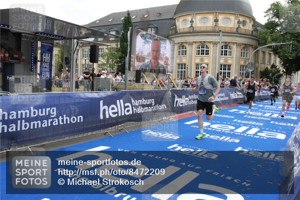 29.06.2025 - hella hamburg halbmarathon Michael Strokosch http://msf.ph/oto/8472209 29.06.2025 10:36:57 Ziel 3959, 5307, 7310, 11620, 13141, 14691, 15939, 18384 meine-sportfotos.de