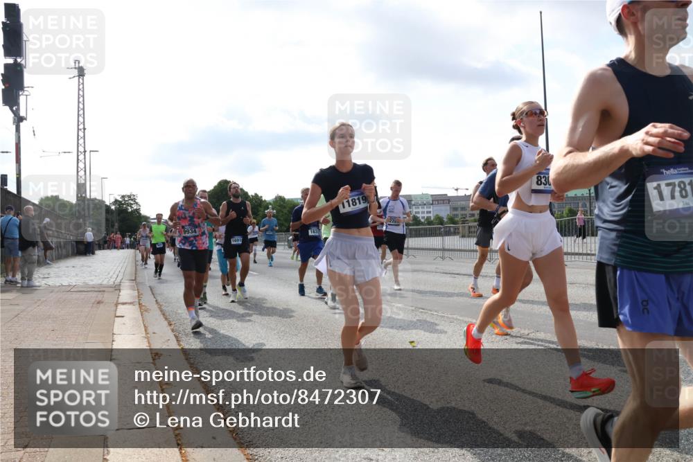 29.06.2025 - hella hamburg halbmarathon Lena Gebhardt http://msf.ph/oto/8472307 29.06.2025 09:55:39 Lombardsbrücke 9934, 1691, 11819, 22, 830, 1781, 1120, 1143, 1151, 1216, 1267, 1461, 1630, 1683, 1696, 1706, 1884, 1976, 2207, 2274, 2284, 2287, 2411, 2706, 2708, 2718, 2884, 3087, 3213, 3399, 3435, 3654, 3692, 3747, 3945, 3985, 4033, 4088, 4093, 4127, 4189, 4324, 4345, 4346, 4601, 4847, 4890, 4938, 5102, 5421, 5459, 5708, 5915, 6009, 6054, 6158, 6421, 6481, 6532, 6662, 6691, 6836, 6938, 6994, 7052, 7056, 7100, 7224, 7269, 7312, 8693, 8889 meine-sportfotos.de
