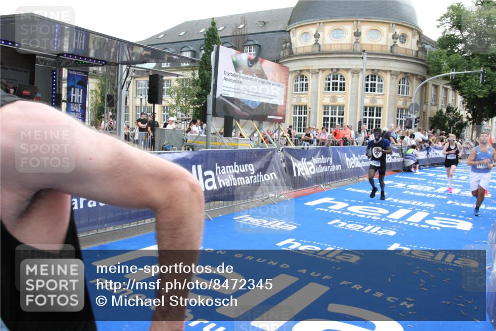 29.06.2025 - hella hamburg halbmarathon Michael Strokosch http://msf.ph/oto/8472345 29.06.2025 10:36:59 Ziel 3959, 5307, 5315, 7310, 11620, 13141, 14691, 18384 meine-sportfotos.de