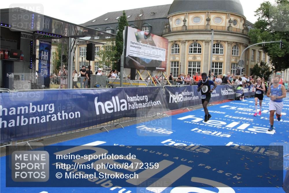29.06.2025 - hella hamburg halbmarathon Michael Strokosch http://msf.ph/oto/8472359 29.06.2025 10:36:59 Ziel 3959, 5307, 5315, 7310, 11620, 13141, 14691, 18384 meine-sportfotos.de