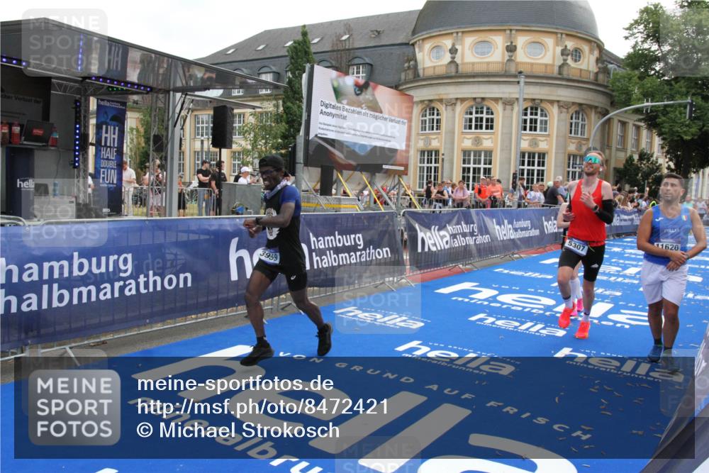 29.06.2025 - hella hamburg halbmarathon Michael Strokosch http://msf.ph/oto/8472421 29.06.2025 10:37:01 Ziel 1385, 1411, 3959, 5307, 5315, 11620, 14691, 15261, 17024, 17125, 18384 meine-sportfotos.de