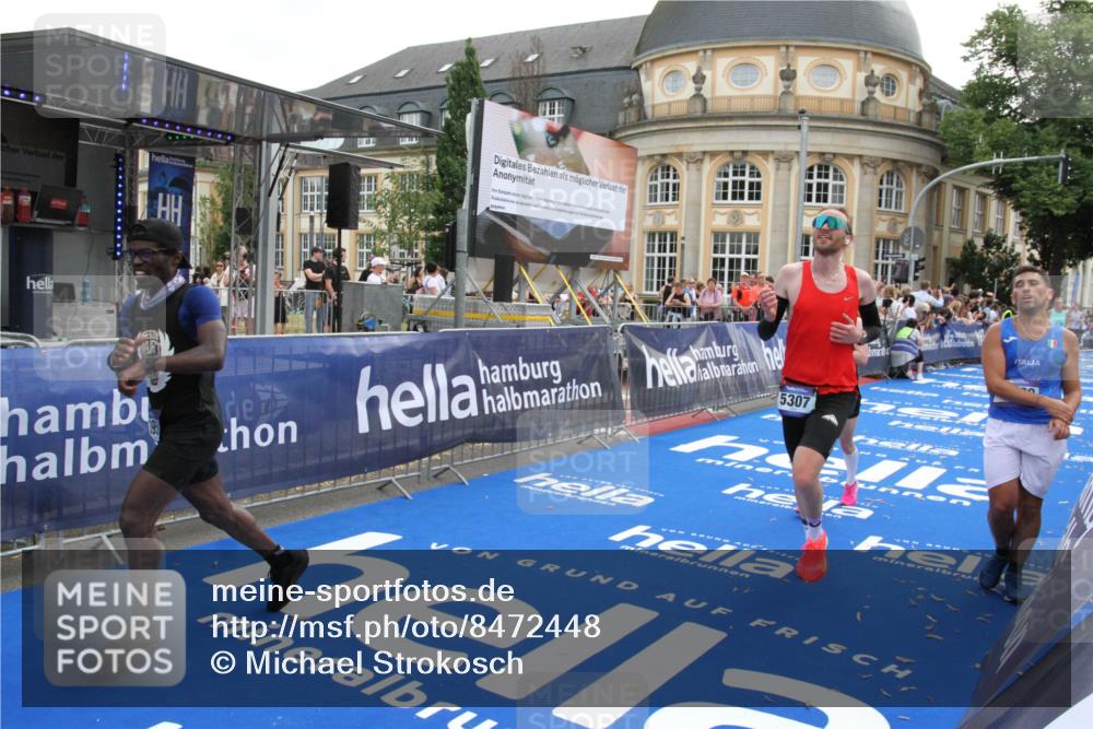 29.06.2025 - hella hamburg halbmarathon Michael Strokosch http://msf.ph/oto/8472448 29.06.2025 10:37:01 Ziel 1385, 1411, 3959, 5307, 5315, 11620, 14691, 15261, 17024, 17125, 18384 meine-sportfotos.de