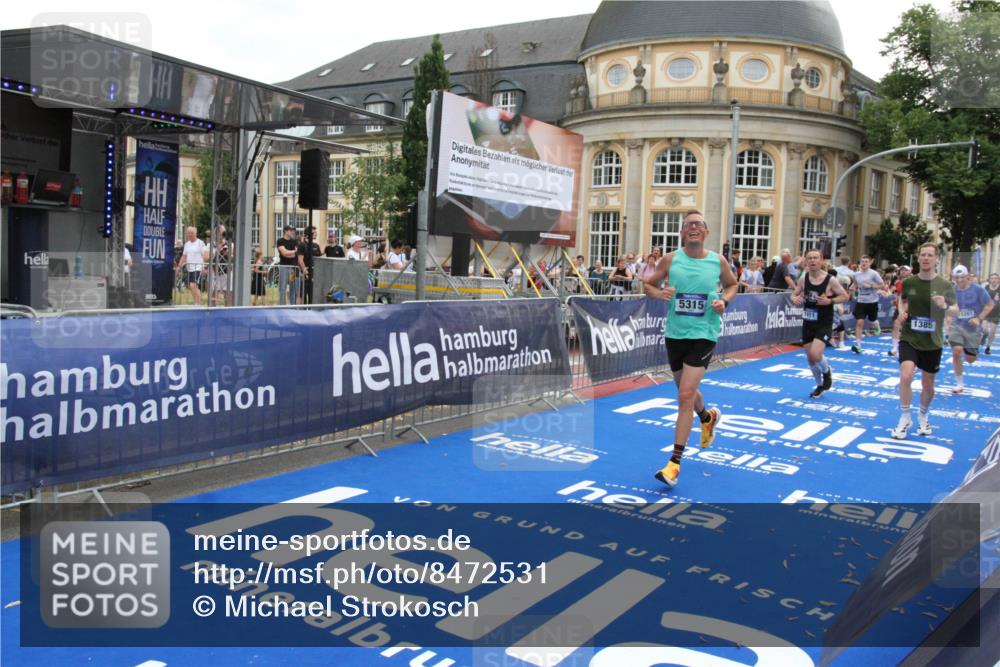 29.06.2025 - hella hamburg halbmarathon Michael Strokosch http://msf.ph/oto/8472531 29.06.2025 10:37:05 Ziel 1385, 1411, 5315, 6123, 6458, 10738, 11120, 11620, 15261, 15410, 16992, 17024, 17125, 17658 meine-sportfotos.de