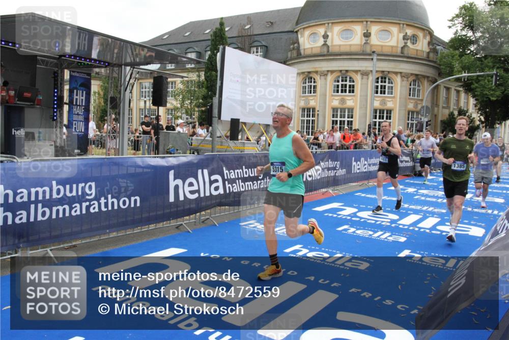 29.06.2025 - hella hamburg halbmarathon Michael Strokosch http://msf.ph/oto/8472559 29.06.2025 10:37:06 Ziel 1385, 1411, 5315, 6123, 6458, 7482, 10738, 11120, 15261, 15410, 16992, 17024, 17125, 17658 meine-sportfotos.de