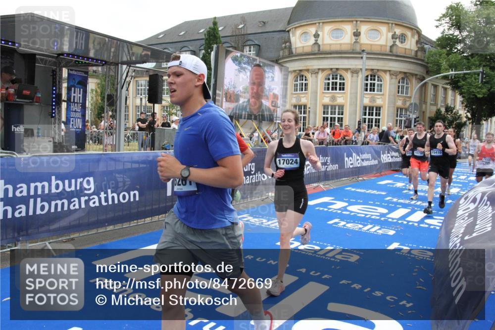 29.06.2025 - hella hamburg halbmarathon Michael Strokosch http://msf.ph/oto/8472669 29.06.2025 10:37:08 Ziel 1385, 1411, 5315, 5923, 6123, 6458, 7482, 9178, 10738, 11120, 15261, 15410, 16992, 17024, 17125, 17658 meine-sportfotos.de