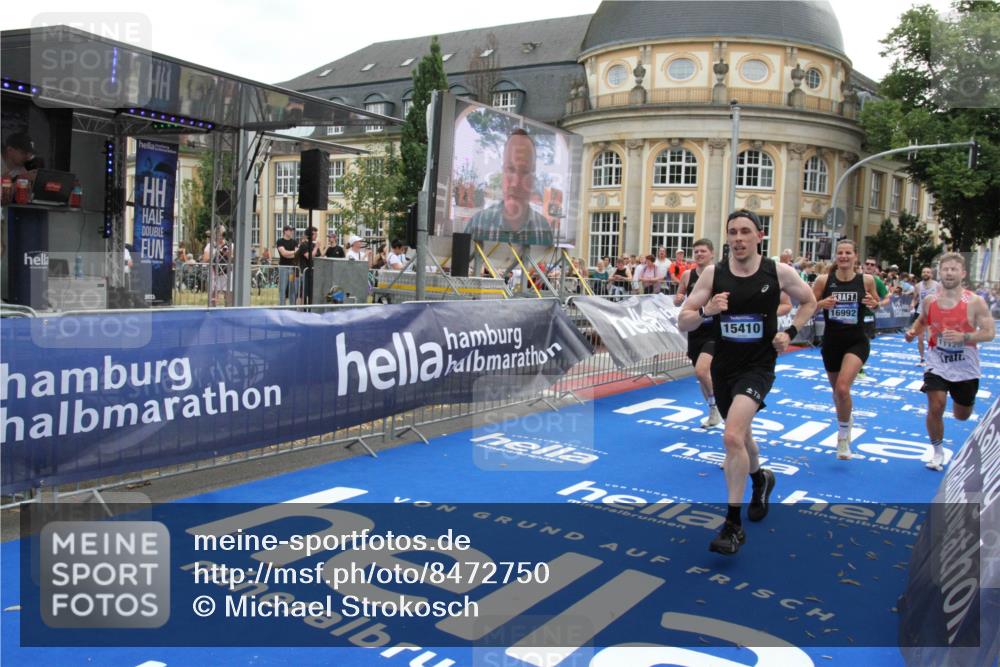29.06.2025 - hella hamburg halbmarathon Michael Strokosch http://msf.ph/oto/8472750 29.06.2025 10:37:09 Ziel 1385, 1411, 5923, 6123, 6458, 7482, 8362, 9178, 10738, 11120, 15261, 15410, 16992, 17024, 17125, 17658 meine-sportfotos.de