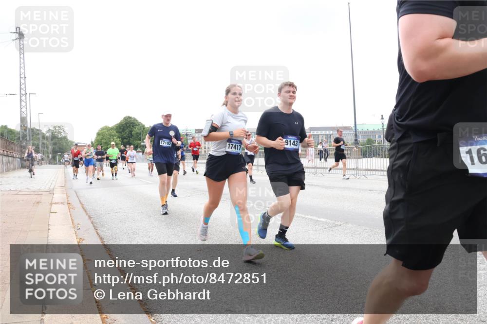 29.06.2025 - hella hamburg halbmarathon Lena Gebhardt http://msf.ph/oto/8472851 29.06.2025 10:33:06 Lombardsbrücke 17417, 17102, 9143, 16, 1078, 1237, 1324, 1732, 1764, 2038, 2054, 2059, 2085, 2276, 2838, 2959, 3341, 3391, 3422, 3660, 3708, 3753, 3812, 3871, 4030, 4096, 4445, 4446, 4555, 4650, 5110, 5180, 5581, 5917, 6040, 6773, 6861, 7308, 7309, 7387, 7531, 7750, 7982, 8170, 8595, 8839, 9010, 9034, 9143, 9188, 9289, 9471, 9542, 9591, 9592, 9768, 9780, 10013, 10048, 10277, 11229, 11260, 11713, 11756, 11826, 12039, 12423, 12424, 14305, 14743, 15951 meine-sportfotos.de