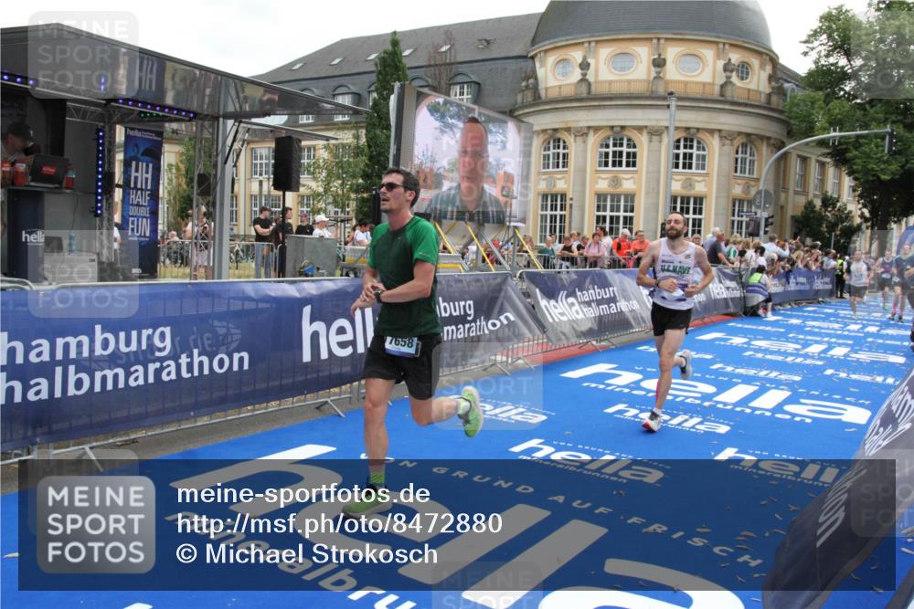 29.06.2025 - hella hamburg halbmarathon Michael Strokosch http://msf.ph/oto/8472880 29.06.2025 10:37:12 Ziel 5923, 6458, 7482, 8362, 9178, 10190, 10738, 11120, 11423, 13972, 15178, 15410, 16992, 17137, 17658 meine-sportfotos.de