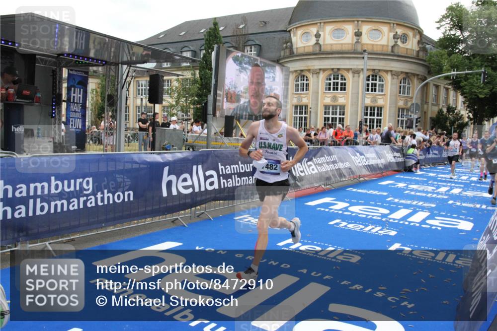 29.06.2025 - hella hamburg halbmarathon Michael Strokosch http://msf.ph/oto/8472910 29.06.2025 10:37:13 Ziel 4860, 5923, 7482, 8362, 9178, 10190, 11423, 13972, 15178, 17137, 17658, 17726 meine-sportfotos.de