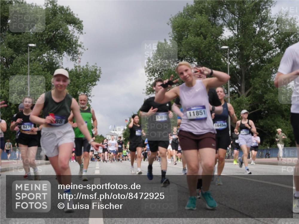 29.06.2025 - hella hamburg halbmarathon Luisa Fischer http://msf.ph/oto/8472925 29.06.2025 10:44:52 Kennedybrücke 88, 1301, 6278, 11851, 16454, 1314, 2229, 3694, 4774, 5086, 5688, 7821, 8293, 9009, 9370, 10027 meine-sportfotos.de