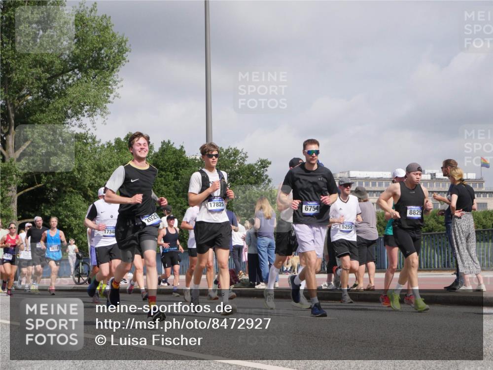 29.06.2025 - hella hamburg halbmarathon Luisa Fischer http://msf.ph/oto/8472927 29.06.2025 10:01:20 Kennedybrücke 1870, 3819, 1734, 2029, 17825, 6754, 5259, 8825, 1034, 1285, 2029, 2034, 2656, 3041, 3819, 3859, 5259, 5305, 5721, 6272, 6433, 6754, 6877, 7369, 7732, 7856, 8393, 8825, 9770, 10084 meine-sportfotos.de