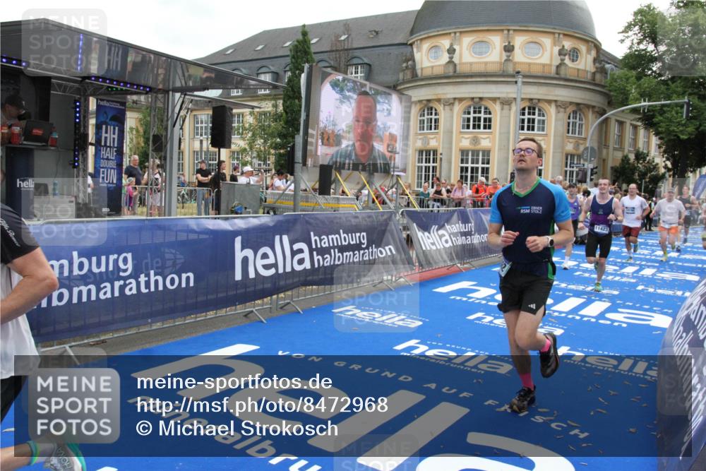29.06.2025 - hella hamburg halbmarathon Michael Strokosch http://msf.ph/oto/8472968 29.06.2025 10:37:15 Ziel 4860, 5923, 7482, 8362, 9178, 10190, 11423, 13972, 15178, 17137, 17726 meine-sportfotos.de