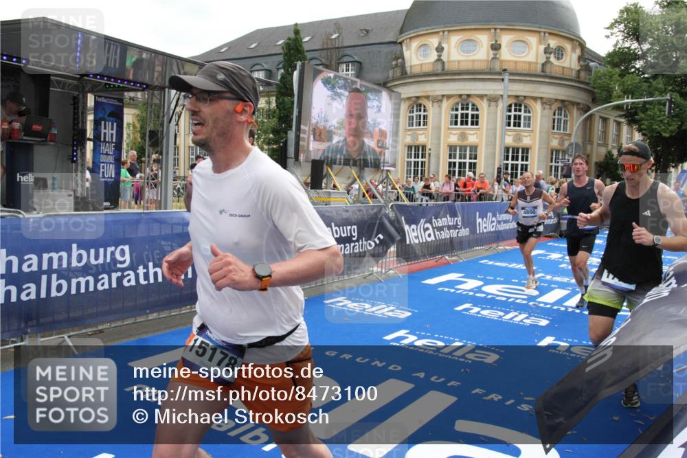 29.06.2025 - hella hamburg halbmarathon Michael Strokosch http://msf.ph/oto/8473100 29.06.2025 10:37:18 Ziel 4860, 5003, 8362, 10190, 11423, 12900, 13972, 15178, 17137, 17726 meine-sportfotos.de