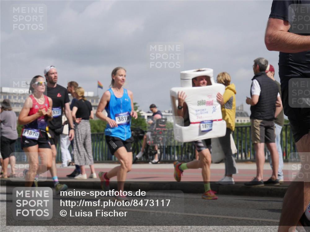 29.06.2025 - hella hamburg halbmarathon Luisa Fischer http://msf.ph/oto/8473117 29.06.2025 10:01:25 Kennedybrücke 11870, 5727, 3819, 18715, 1034, 1285, 1727, 2034, 2518, 2656, 2883, 3819, 3859, 4167, 5077, 5259, 5721, 6433, 6592, 6877, 7369, 7732, 8393, 9770, 10084 meine-sportfotos.de