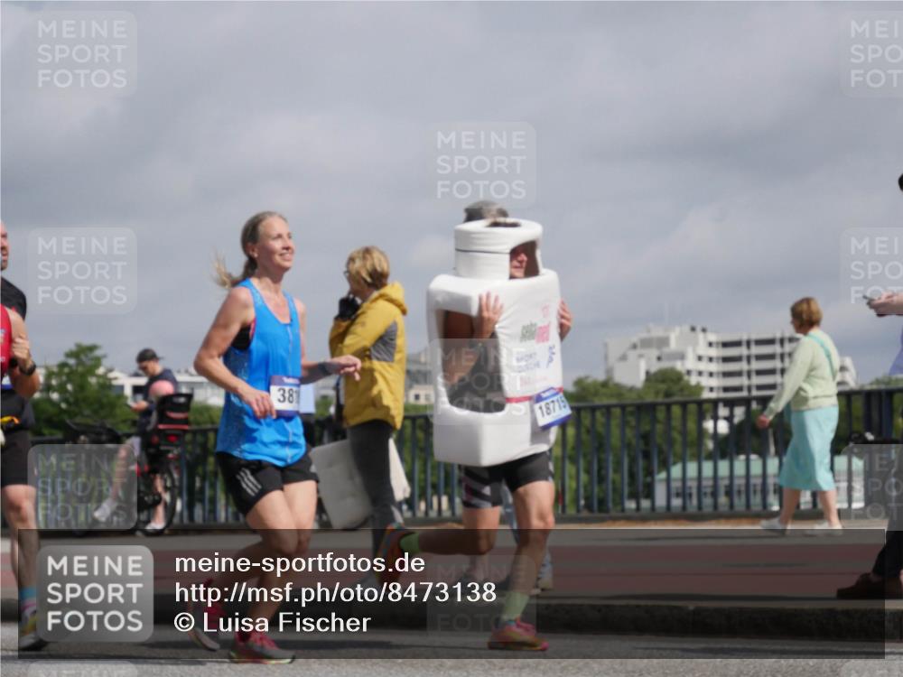29.06.2025 - hella hamburg halbmarathon Luisa Fischer http://msf.ph/oto/8473138 29.06.2025 10:01:25 Kennedybrücke 381, 18715, 1034, 1285, 1727, 2034, 2518, 2656, 2883, 3819, 3859, 4167, 5077, 5259, 5721, 6433, 6592, 6877, 7369, 7732, 8393, 9770, 10084 meine-sportfotos.de