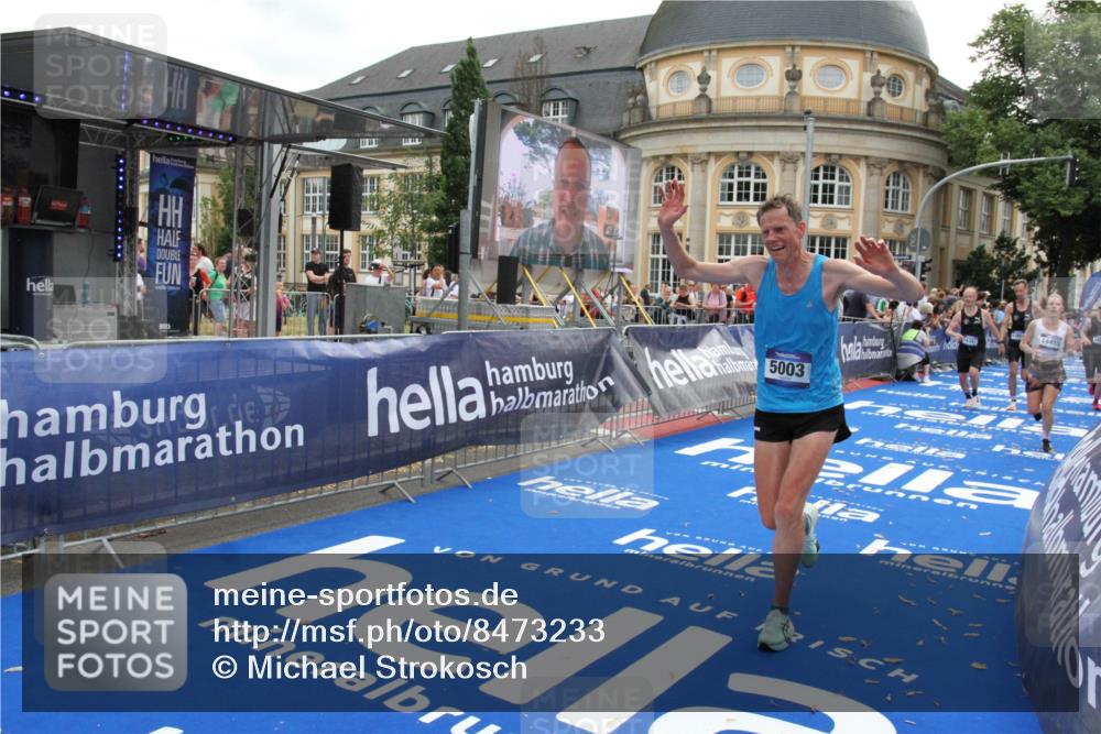 29.06.2025 - hella hamburg halbmarathon Michael Strokosch http://msf.ph/oto/8473233 29.06.2025 10:37:23 Ziel 5003, 12739, 12900, 13854, 14387, 14459, 15888, 17306, 18824 meine-sportfotos.de