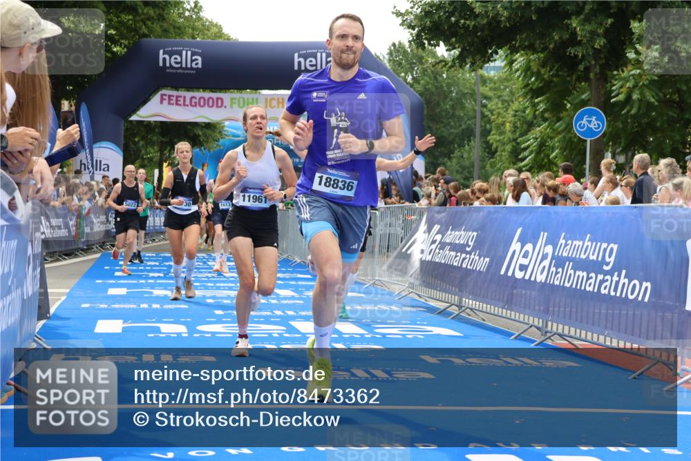 29.06.2025 - hella hamburg halbmarathon Strokosch-Dieckow http://msf.ph/oto/8473362 29.06.2025 10:47:51 Ziel 1604, 1613, 2340, 4528, 5022, 5915, 6836, 8564, 11961, 12679, 14383, 14730, 15333, 16766, 17451, 18356, 18836, 19198 meine-sportfotos.de