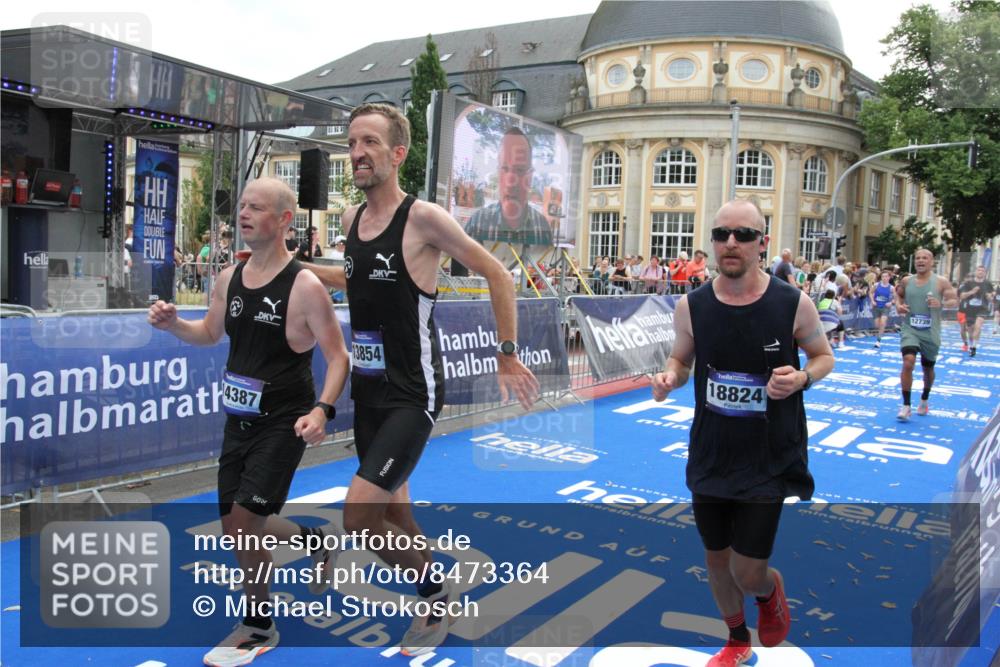 29.06.2025 - hella hamburg halbmarathon Michael Strokosch http://msf.ph/oto/8473364 29.06.2025 10:37:27 Ziel 2767, 9017, 12739, 13372, 13854, 14387, 14459, 15888, 17306, 18159, 18723, 18824 meine-sportfotos.de