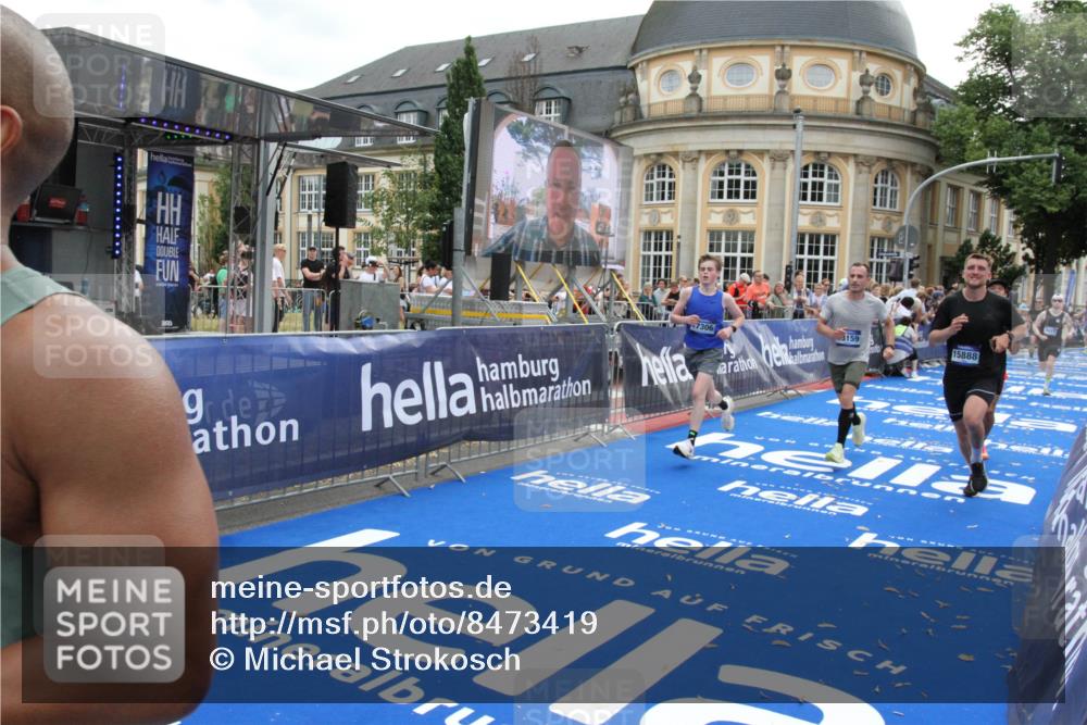29.06.2025 - hella hamburg halbmarathon Michael Strokosch http://msf.ph/oto/8473419 29.06.2025 10:37:29 Ziel 2767, 5042, 6047, 9017, 9914, 12739, 13372, 13854, 14387, 15888, 17306, 18159, 18723, 18824 meine-sportfotos.de