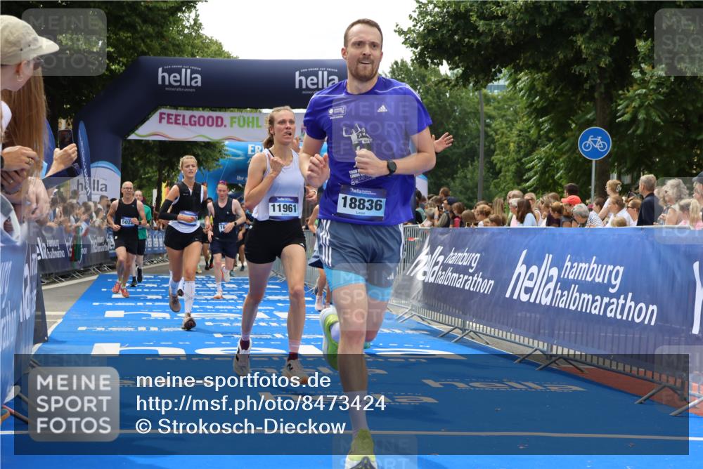 29.06.2025 - hella hamburg halbmarathon Strokosch-Dieckow http://msf.ph/oto/8473424 29.06.2025 10:47:51 Ziel 1604, 1613, 2340, 4528, 5022, 5915, 6836, 8564, 11961, 12679, 14383, 14730, 15333, 16766, 17451, 18356, 18836, 19198 meine-sportfotos.de