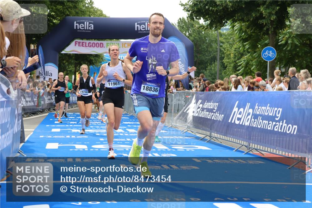 29.06.2025 - hella hamburg halbmarathon Strokosch-Dieckow http://msf.ph/oto/8473454 29.06.2025 10:47:51 Ziel 1604, 1613, 2340, 4528, 5022, 5915, 6836, 8564, 11961, 12679, 14383, 14730, 15333, 16766, 17451, 18356, 18836, 19198 meine-sportfotos.de