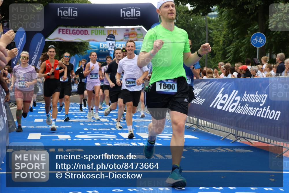29.06.2025 - hella hamburg halbmarathon Strokosch-Dieckow http://msf.ph/oto/8473664 29.06.2025 10:46:21 Ziel 1600, 2048, 2222, 2842, 3056, 4237, 4949, 6421, 6691, 6978, 7335, 8142, 8981, 9497, 9786, 11185, 11773, 12171, 12651, 12891, 13698, 14045, 14200, 14228, 14262, 14482, 15157, 16127, 17190, 18118, 18211, 18637, 19209 meine-sportfotos.de