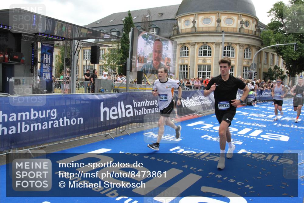 29.06.2025 - hella hamburg halbmarathon Michael Strokosch http://msf.ph/oto/8473861 29.06.2025 10:37:41 Ziel 1290, 1505, 5791, 10451, 10922, 11106, 14934, 18193, 18216 meine-sportfotos.de
