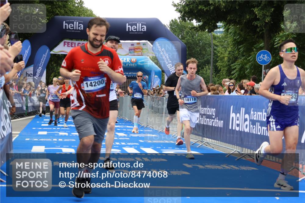 29.06.2025 - hella hamburg halbmarathon Strokosch-Dieckow http://msf.ph/oto/8474068 29.06.2025 10:46:19 Ziel 1569, 1600, 2048, 2222, 2590, 2842, 3056, 4237, 4949, 6388, 6421, 6691, 6978, 7335, 8142, 8981, 9497, 10796, 11185, 11773, 12171, 12651, 12891, 13698, 14045, 14200, 14228, 14262, 14482, 15157, 16127, 17190, 18118, 18211, 18637, 19209 meine-sportfotos.de