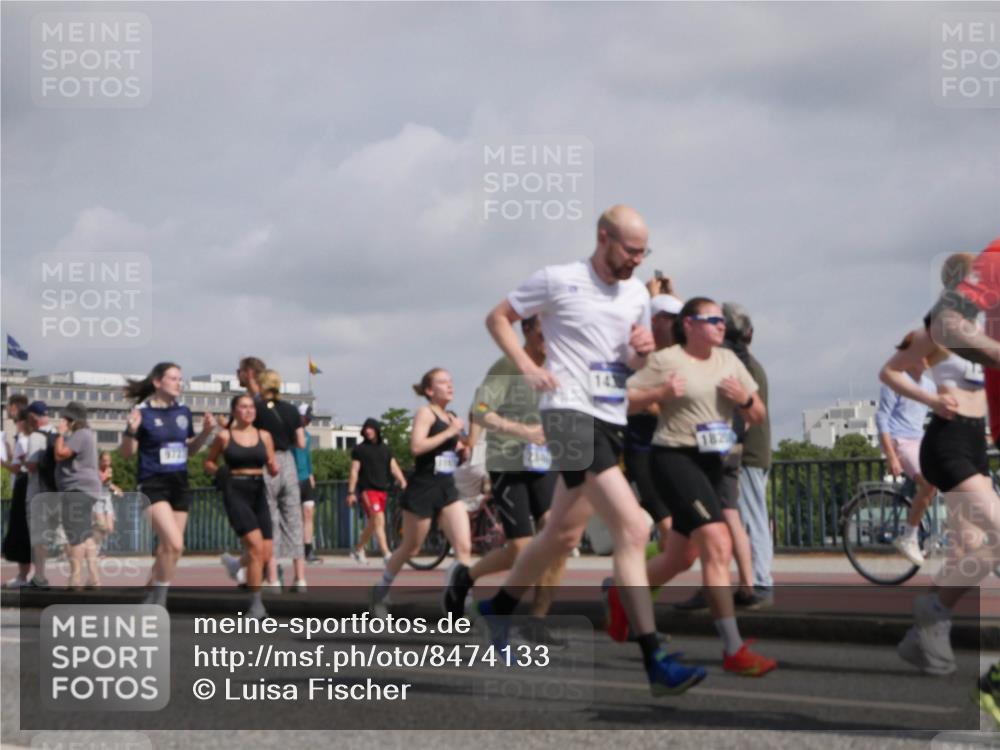 29.06.2025 - hella hamburg halbmarathon Luisa Fischer http://msf.ph/oto/8474133 29.06.2025 10:01:49 Kennedybrücke 14, 1821, 1190, 1485, 1946, 1951, 1972, 2840, 2907, 3037, 3091, 3097, 3715, 5084, 5492, 6390, 6399, 6629, 7082, 7232, 7716, 8068, 8322, 8639, 8721, 8772, 8798, 9727 meine-sportfotos.de